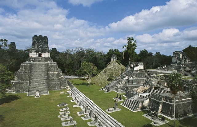 Temple II or Temple of the Masks or Pyramid of the Moon, left, and the North Acropolis, right, 8th-9th century, archaeological site of Tikal, Tikal National Park (Unesco World Heritage List, 1979), El Peten, Guatemala. Maya Civilisation. (Foto: Getty Images/DeAgostini)