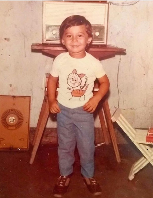 Xand, vocalista do Aviões do Forró, em foto da infância (Foto: Reprodução/Instagram)