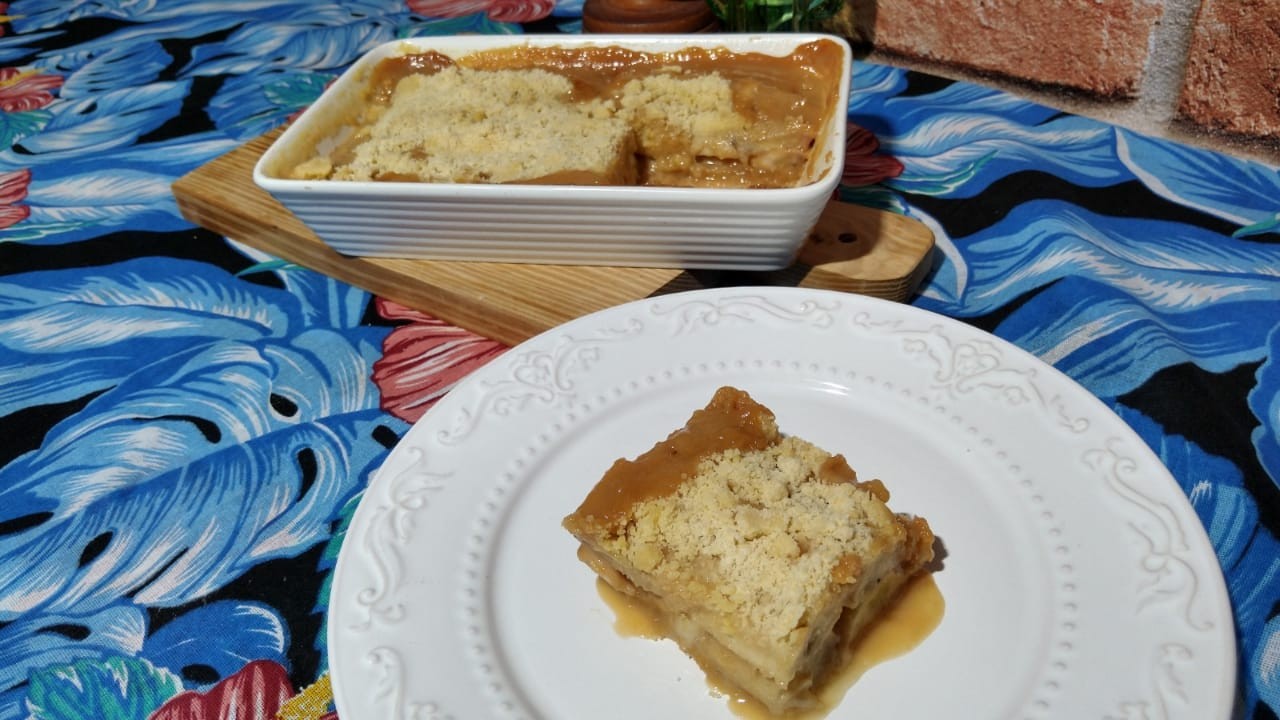 Aprenda a preparar uma torta rápida de banana com doce de leite