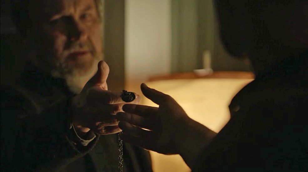 EgÃ­dio (AntÃ´nio Calloni) dÃ¡ um colar misterioso para Gabriel (Bruno Gagliasso), em 'O SÃ©timo GuardiÃ£o' â€” Foto: TV Globo