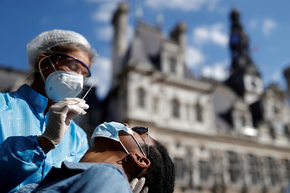 2 de setembro - Profissional da saúde coleta amostra para teste de Covid-19, em Paris, na França — Foto: Christian Hartmann/Reuters