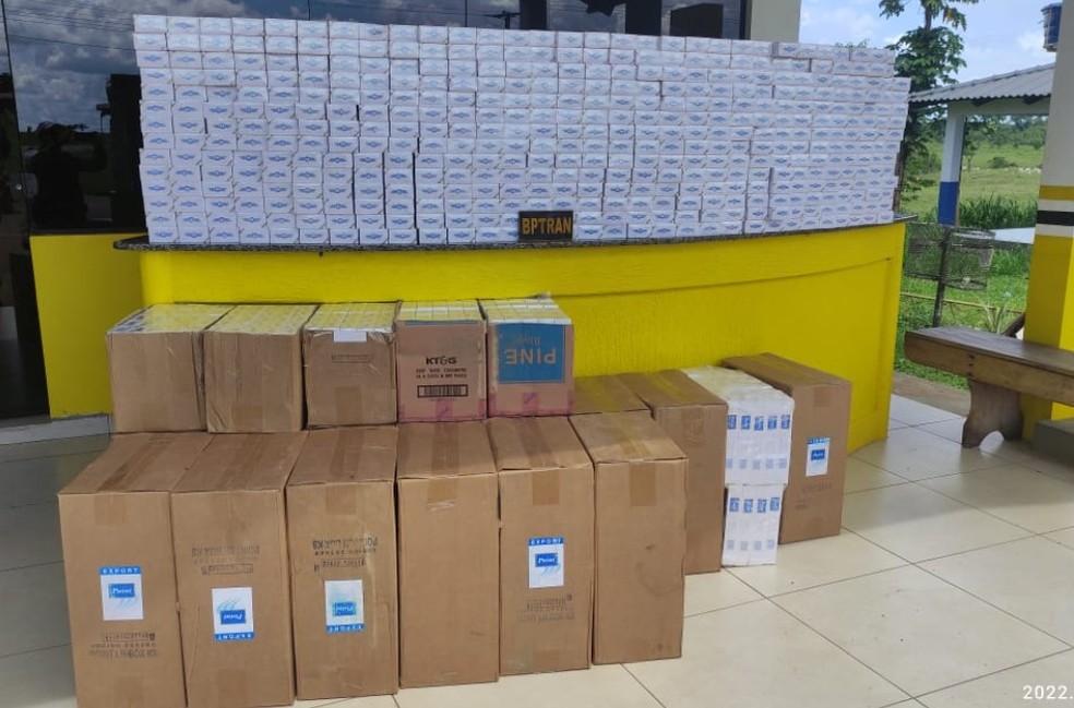 No AC, homem é preso com 1,3 mil maços de cigarro dentro de carro — Foto: Divulgação
