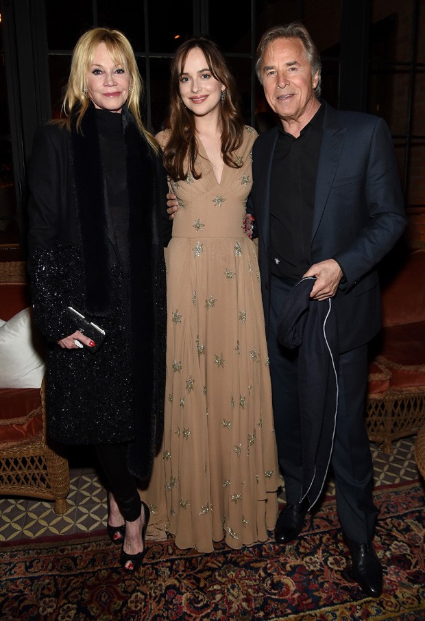 Dakota Johnson com os pais, Melanie Griffith e Don Johnson (Foto: Jamie McCarthy/Getty Images)
