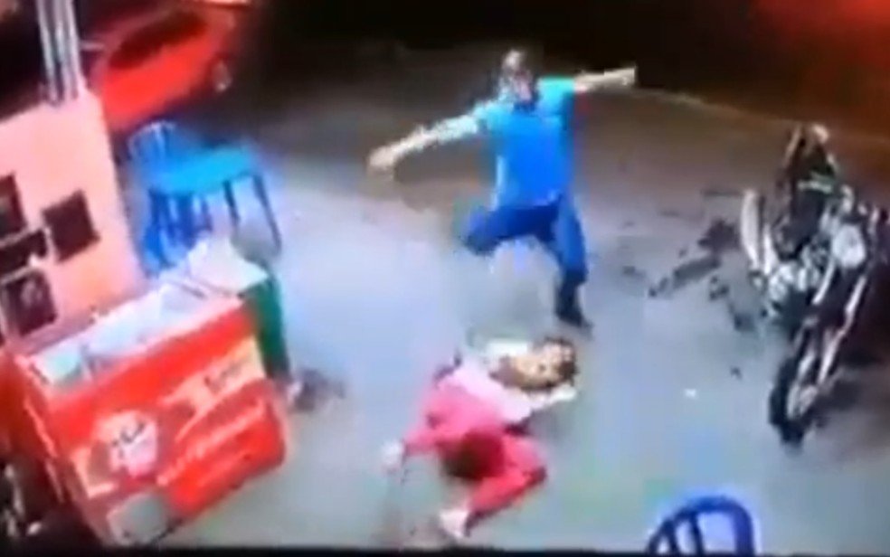 Homem pega impulso para chutar mulher no chhão em Goiânia — Foto: Reprodução