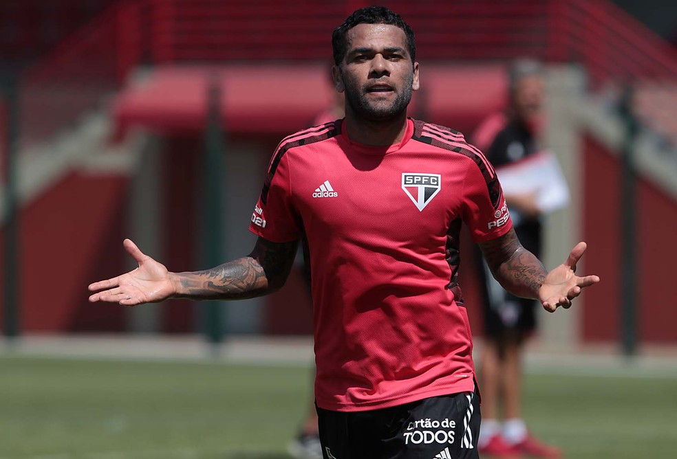 Daniel Alves tinha vencimentos na faixa de R% 1,5 milh�o no S�o Paulo � Foto: Reprodu��o/Twitter