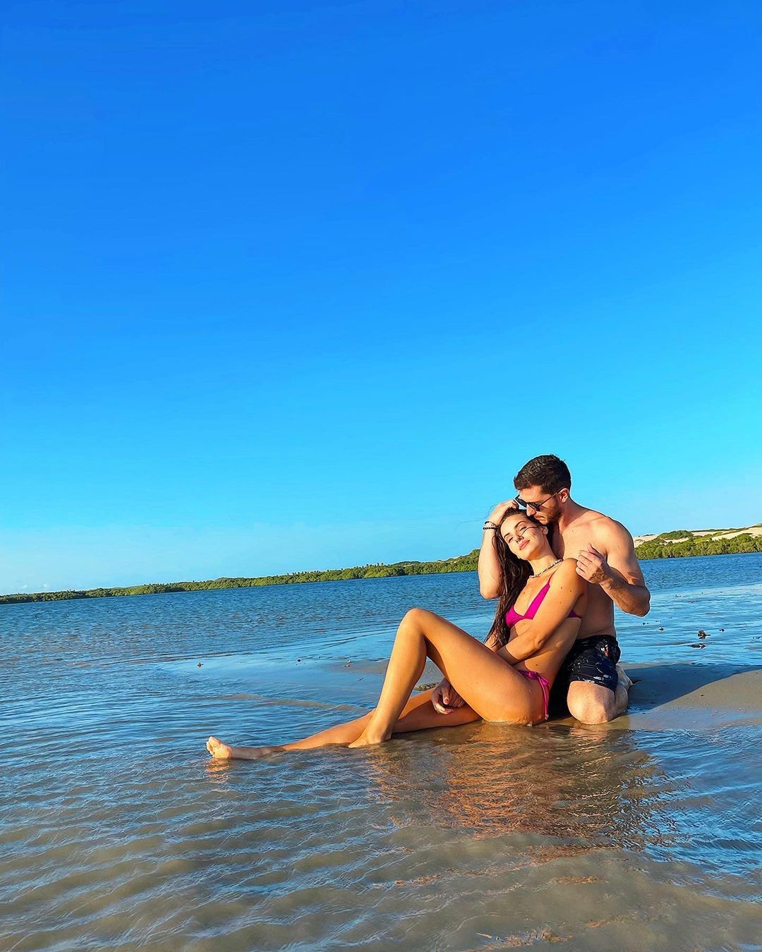 Camila Queiroz e Klebber Toledo escolheram a Praia da Pipa para passarem a virada de ano (Foto: Reprodução/Instagram)