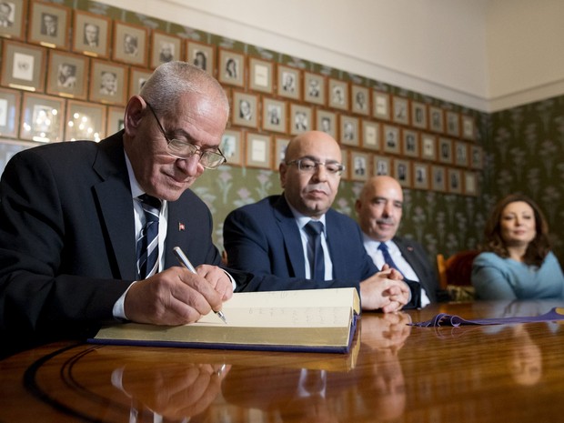 Os ganhadores do prêmio Nobel da Paz de 2015, os integrantes Quarteto do Diálogo Nacional da Tunísia, assinam livro no Instituto Nobel em Oslo, na Noruega, nesta quarta-feira (9) (Foto: Haakon Mosvold Larsen/NTB/Reuters)