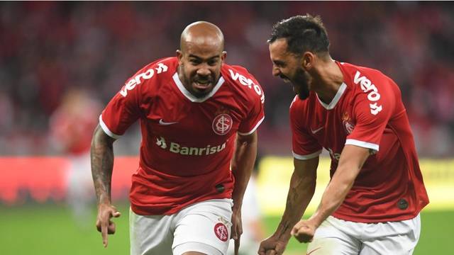 Patrick e Uendel comemoram o gol do Inter