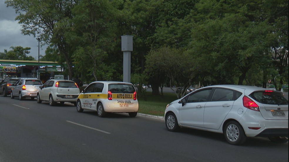 Nesta segunda-feira (25), carros em busca de gasolina barata também formaram fila na Asa Sul, no DF — Foto: TV Globo/Reprodução