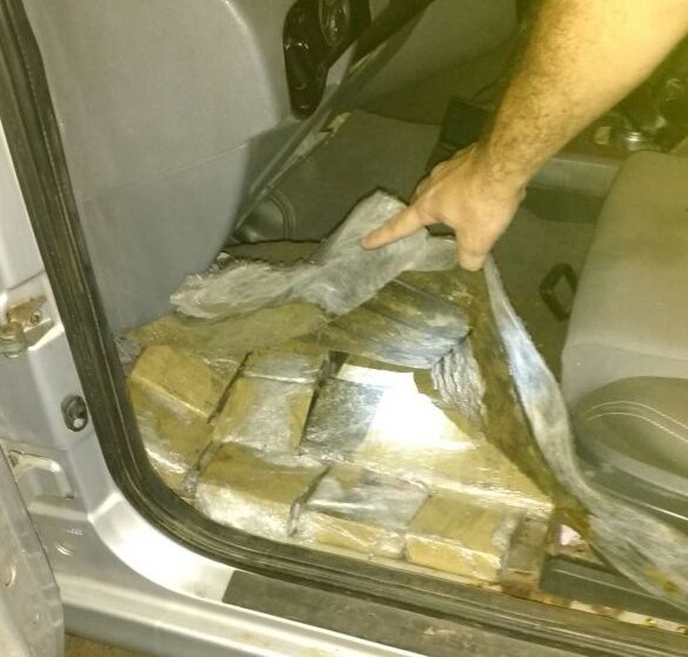 Maconha estava escondida debaixo do tapete e dentro dos bancos (Foto: Divulgação/Polícia Rodoviária)