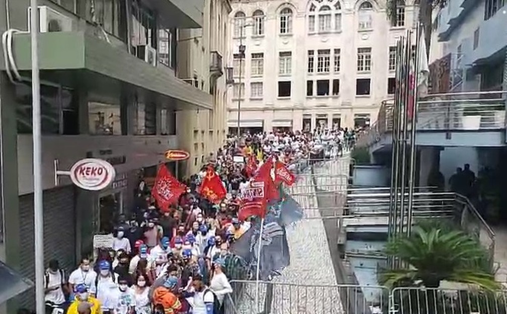 Funcionários da Comcap acompanham votação do lado de fora da Câmara de Vereadores de Florianópolis — Foto: Sintrasem/Reprodução