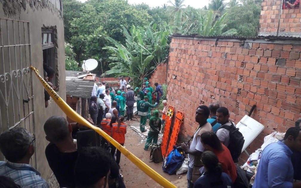 Área onde ocorreu desabamento foi isolada pela Defesa Civil (Foto: Alan Oliveira/ G1)