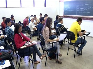 Estudantes retomam aulas na UEG, em Anápolis (Foto: Reprodução/ TV Anhanguera)