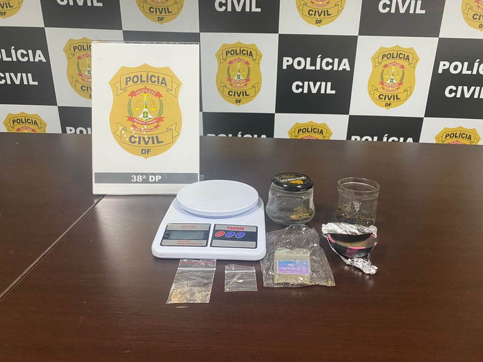Polícia apreende maconha, LSD, MDMA e balança de precisão na casa de professora acusada de tráfico de drogas — Foto: PCDF/Reprodução