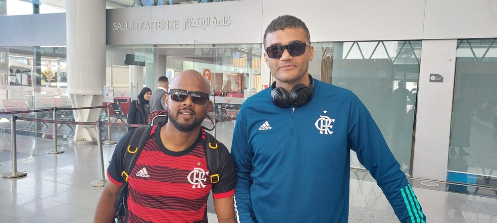 Nuno e Pedro, torcedores do Flamengo nascidos em Cabo Verde, chegam a Tanger &mdash; Foto: Fred Gomes