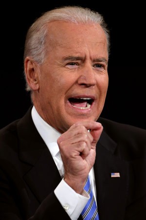 Biden argumenta durante o debate (Foto: AFP)