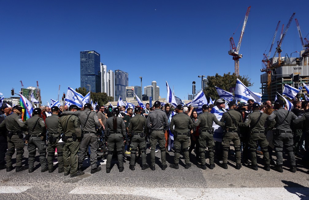 Manifestantes pelo "dia da resistência" em Tel Aviv, Israel, são cercados por policiais em 9 de março de 2023 — Foto: Ronen Zvulun/REUTERS