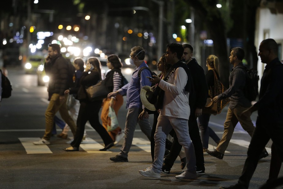 Pedestres no Centro do Rio: apatia em relação a movimentos sociais