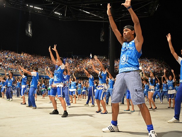 Boi Caprichoso arrasta multidão no 'Boi de Rua' - Portal Cultura do AM