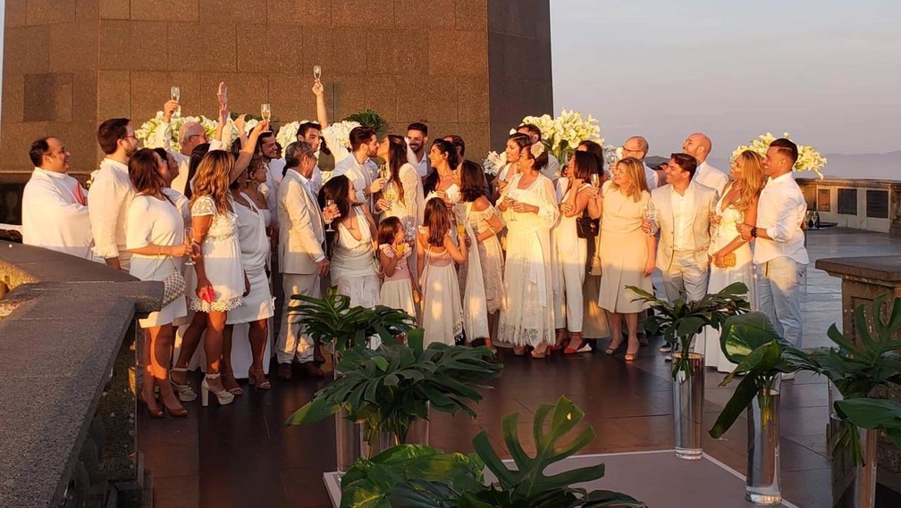 Convidados aplaudem o casal no fim da cerimÃ´nia â?? Foto: SantuÃ¡rio do Cristo Redentor