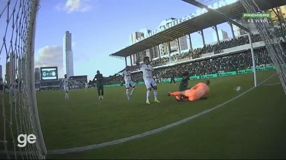 Central do apito diz que gol do Goiás foi irregular, apontando falta em Weverton