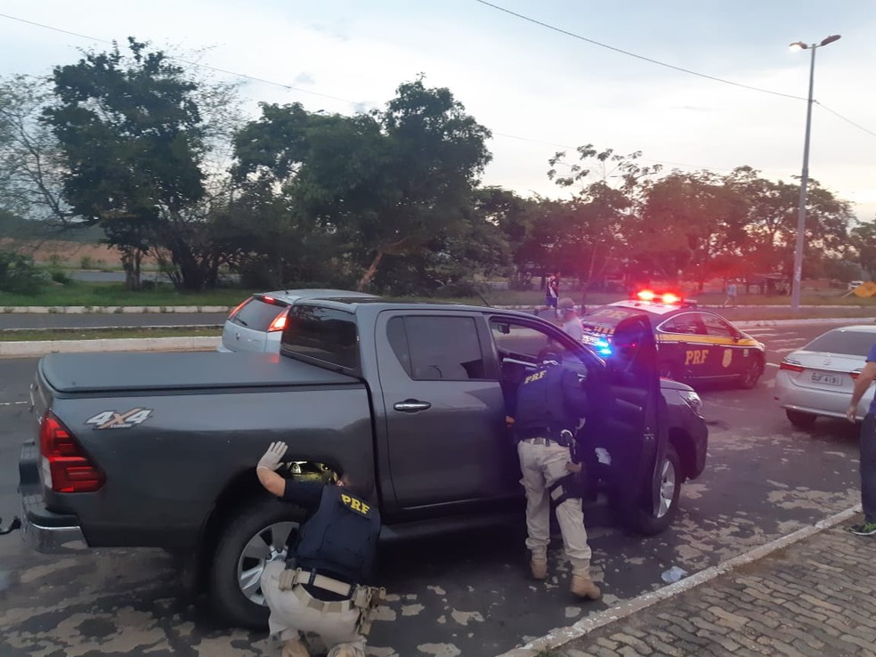 Policiais rodoviários aprenderam uma caminhonete que havia sido roubada em Teresina no Piauí — Foto: Divulgação/Polícia Rodoviária Federal