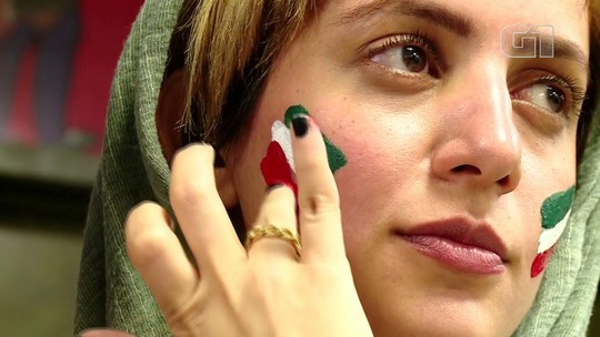 Impedidas de ir a estádio, mulheres do Irã assistem a jogos de futebol em shoppings e cafés