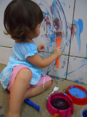 No Ateliê Artes e Movimento, os bebês vão fazer arte com materiais naturais, como farinha e aquarelas de açafrão, urucum e beterraba (Foto: Divulgação)