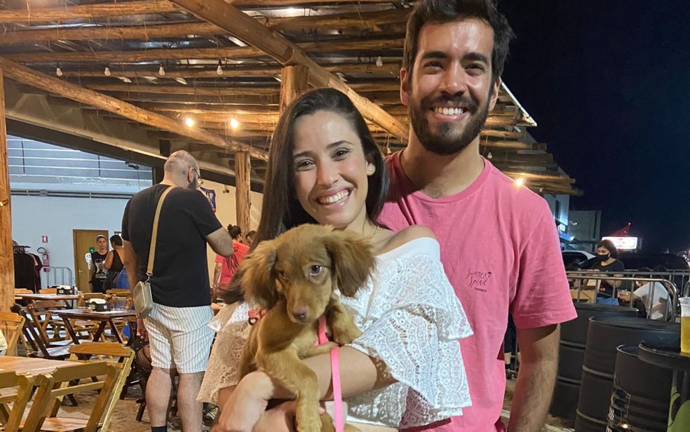 Mariana Carvalho, Bruno Castro e a cachorrinha Carbonara  — Foto: Arquivo pessoal/Mariana Carvalho