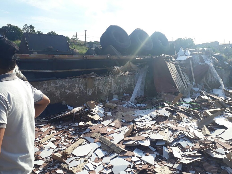 Pisos ficaram jogados na pista após caminhão tombar em rodovia (Foto: Arquivo Pessoal)