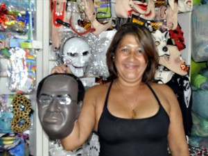 Valdeci Teixeira comprou a máscara porque é fã do ministro (Foto: Marcello Carvalho/G1)
