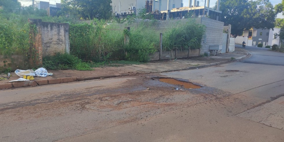 Buraco na Avenida 8 de Abril em Cuiabá teria causado acidente  — Foto: Bárbara Fava/TVCA