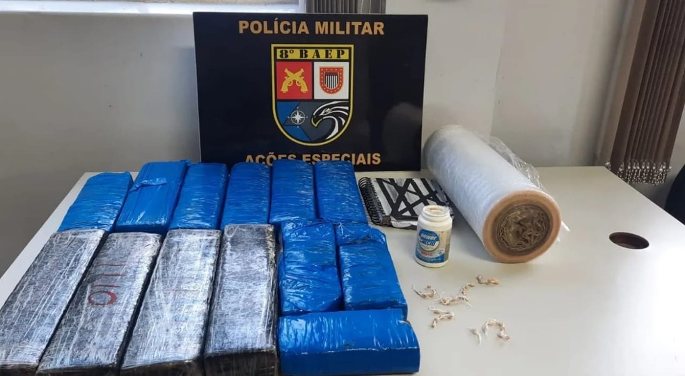 Maconha e crack foram apreendidos na Vila Santa Tereza, em Presidente Prudente — Foto: Polícia Militar 