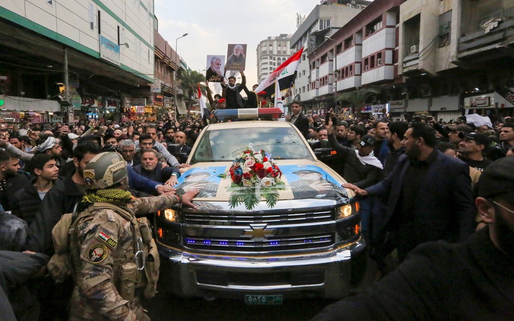 Milhares de iraquianos acompanham o funeral do general Qassem Soleiman em Bagdá, no Iraque — Foto: Sabah Arar / AFP Photo