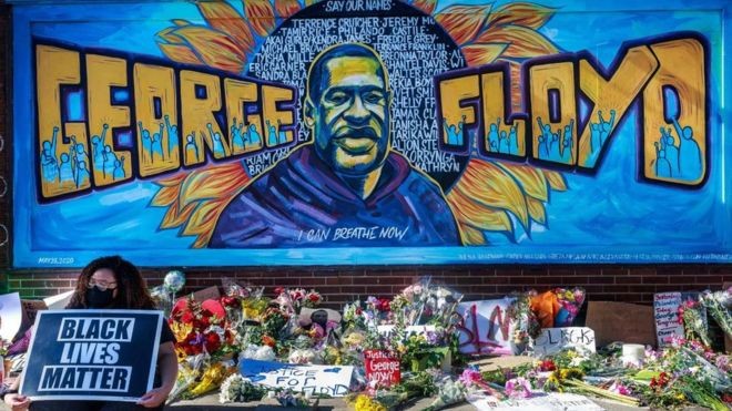 Flores deixadas em homenagem a George Floyd  (Foto: AFP via BBC)