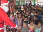 Papai Noel visita aldeias indígenas no AM e presenteia 2.100 crianças