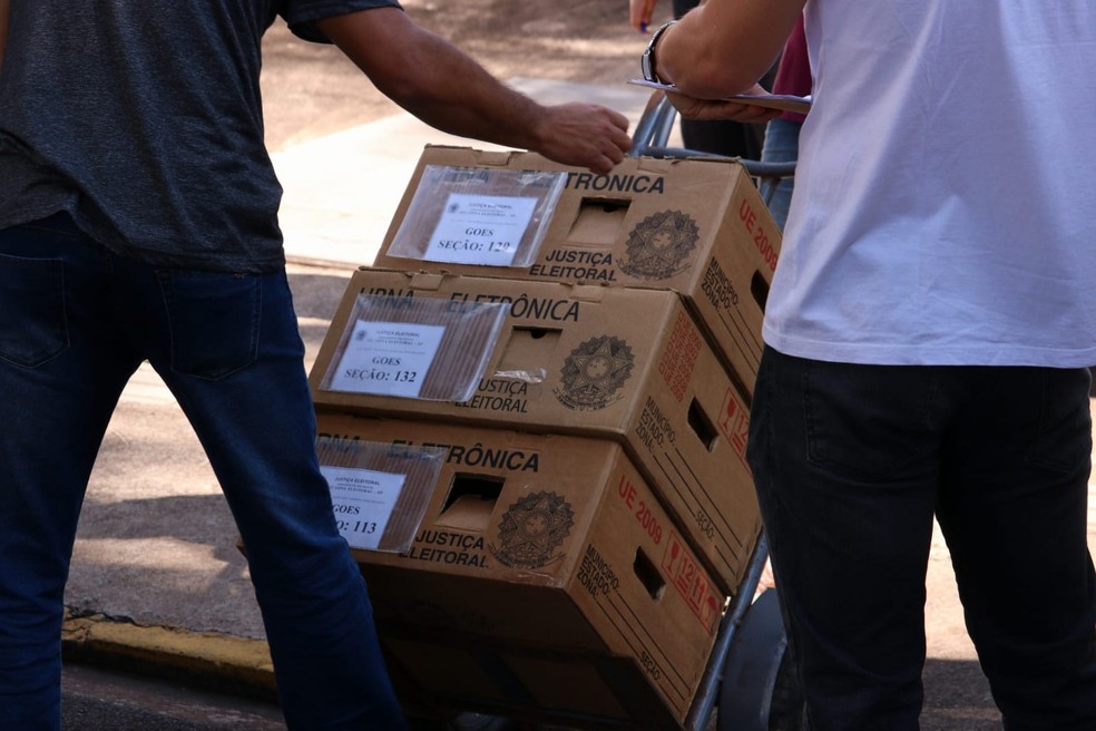 Urnas eletrônicas foram levadas para os locais de votação em Presidente Prudente (SP) — Foto: Betto Lopes