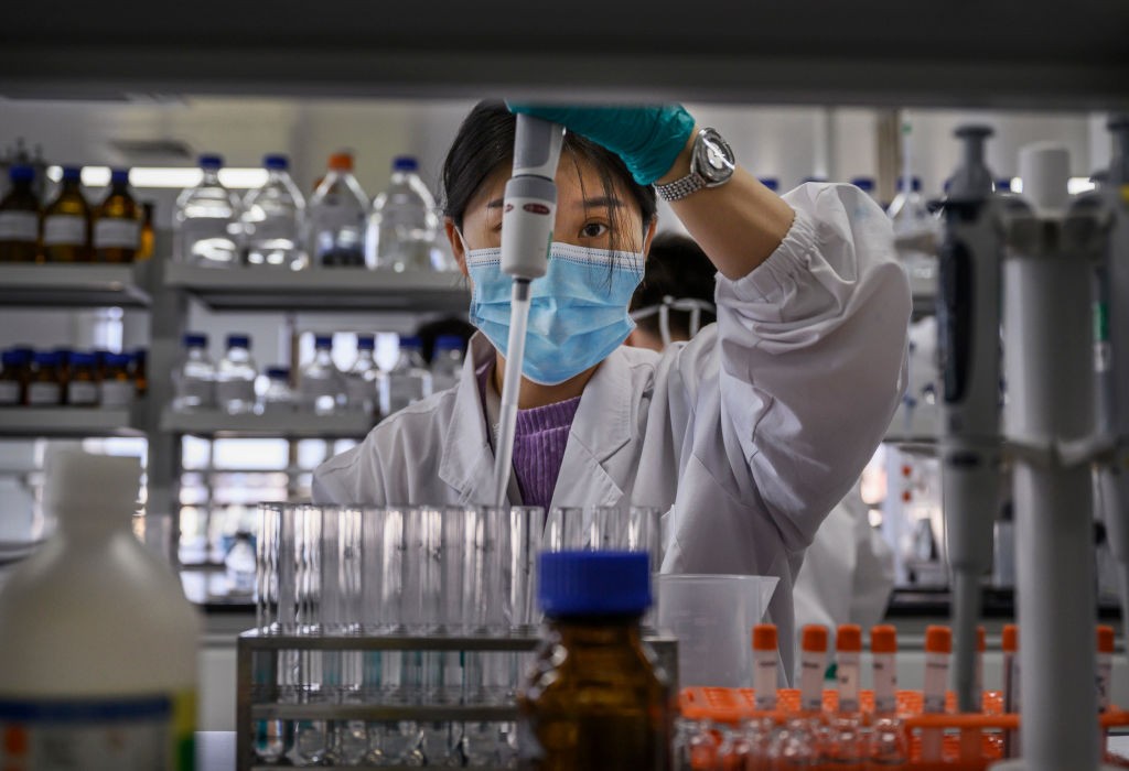 BEIJING, CHINA - SEPTEMBER 24: A technician works in a lab at Sinovac Biotech where the company is producing their potential COVID-19 vaccine CoronaVac during a media tour on September 24, 2020 in Beijing, China. Sinovacs inactivated vaccine candidate, ca (Foto: Getty Images)