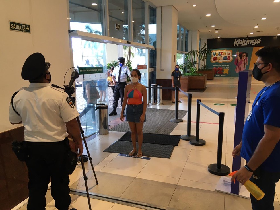 Funcionários de shopping no bairro Turu medem a temperatura de cliente em São Luís (MA) — Foto: Adriano Soares/Grupo Mirante