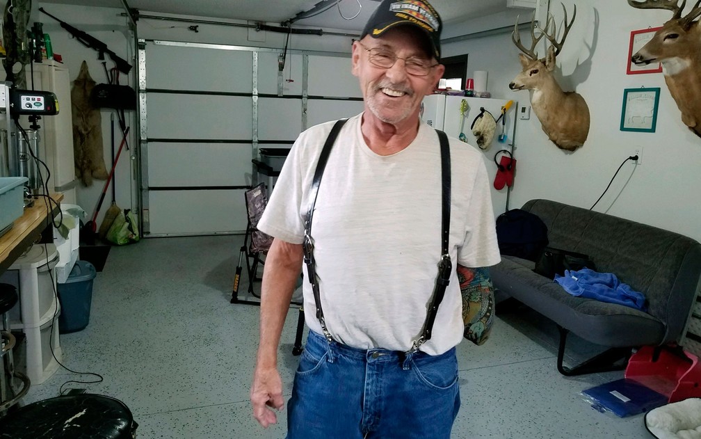 Myron Schlafman posa para foto na garagem de sua casa em Jamestown, na Dakota do Norte, na terça-feira (25) — Foto: KFGO Radio via AP