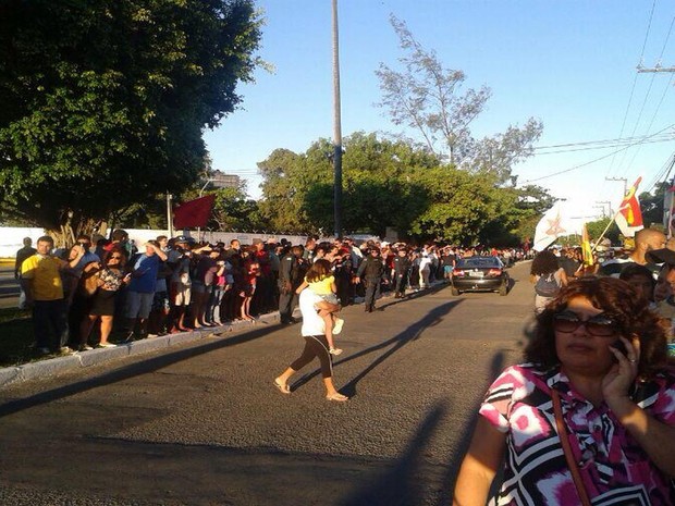Centenas de pessoas tomaram a Avenida Senador Julio César Leite para acompanhar a saída do cortejo (Foto: João Áquila/G1)