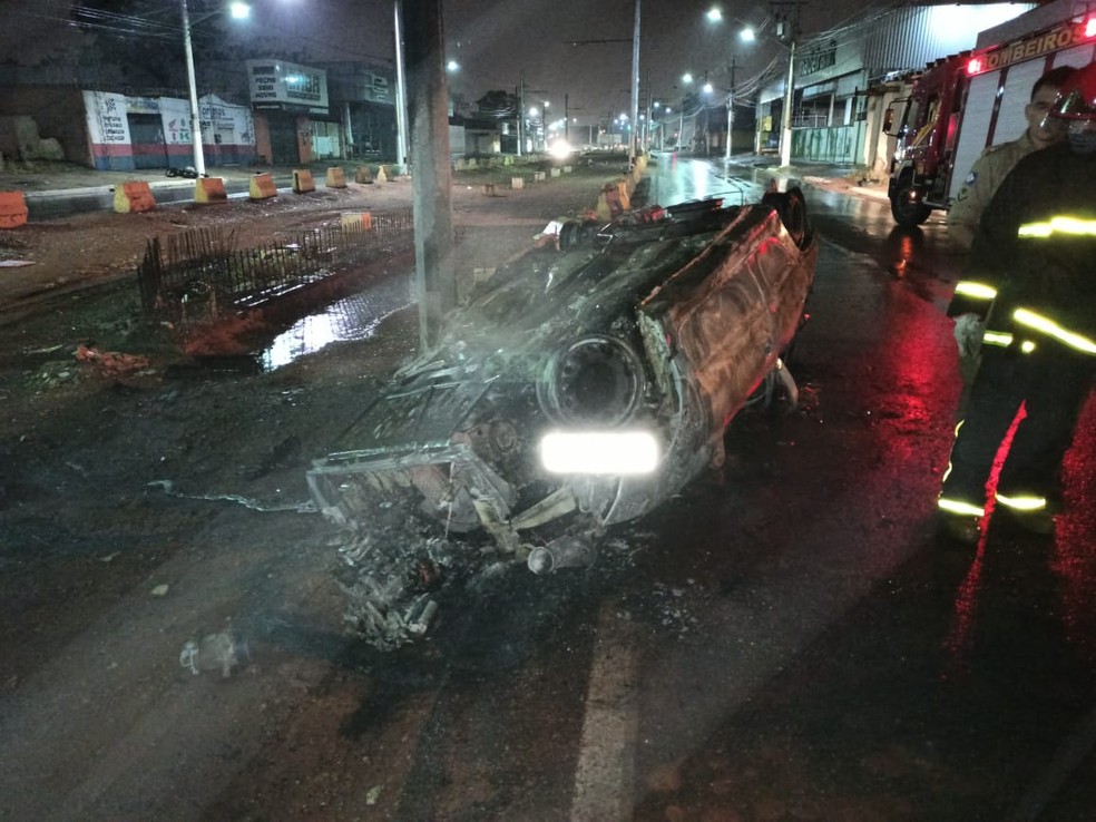 Carro foi destruído pelo fogo após acidente na Avenida da Feb — Foto: Polícia Militar/Divulgação