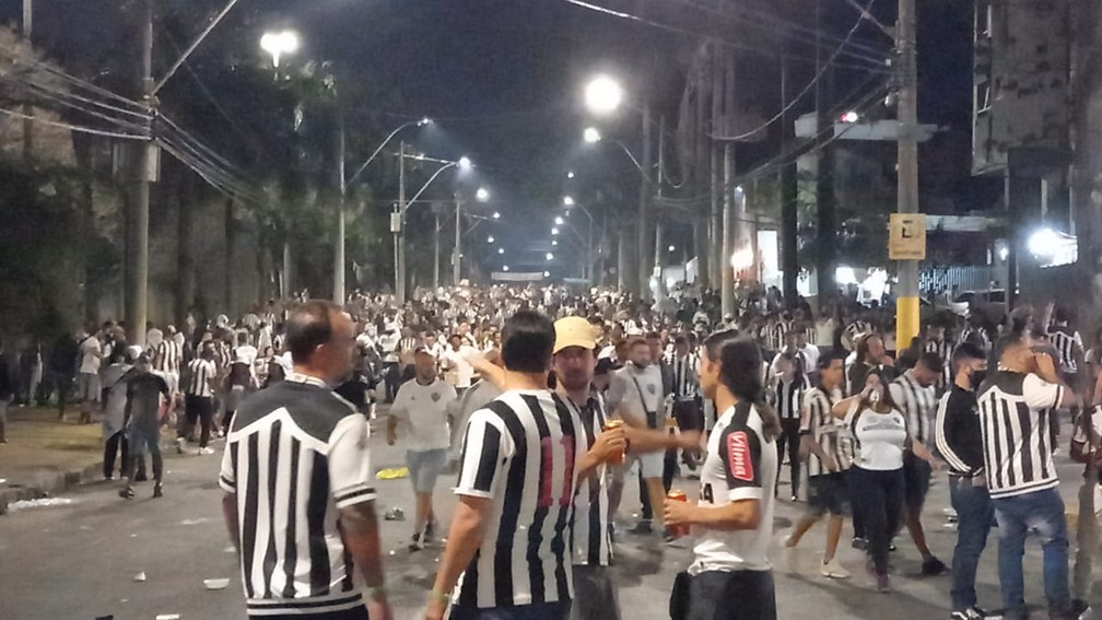 Torcedores se aglomeram sem máscara antes de jogo em BH — Foto: Paulo Pires/TV Globo