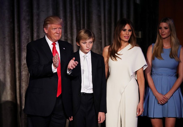 Donald Trump e sua família pouco antes de seu discurso já como presidente eleito dos EUA (Foto: Mark Wilson/Getty Images)