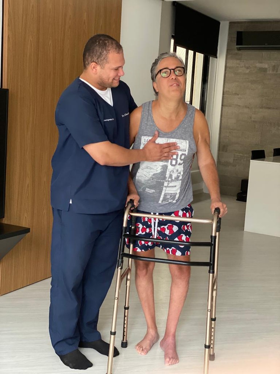Flávio Silvino com o fisioterapeuta Alisson Neri  — Foto: Arquivo pessoal