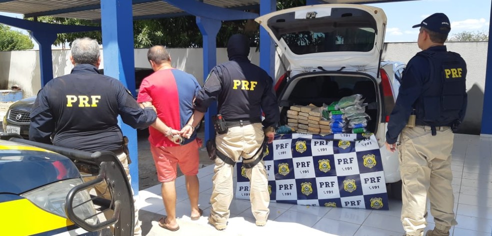 Droga estava enrolada em fitas adesivas. O homem foi detido por trÃ¡fico interestadual de drogas â€” Foto: PolÃ­cia RodoviÃ¡ria Federal do CearÃ¡/DivulgaÃ§Ã£o