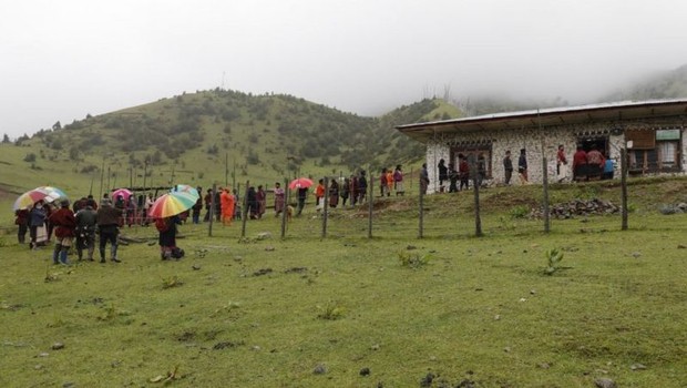 BBC Alguns profissionais de saúde tiveram que caminhar por horas para chegar a vilarejos remotos nas montanhas (Foto: EPA via BBC)