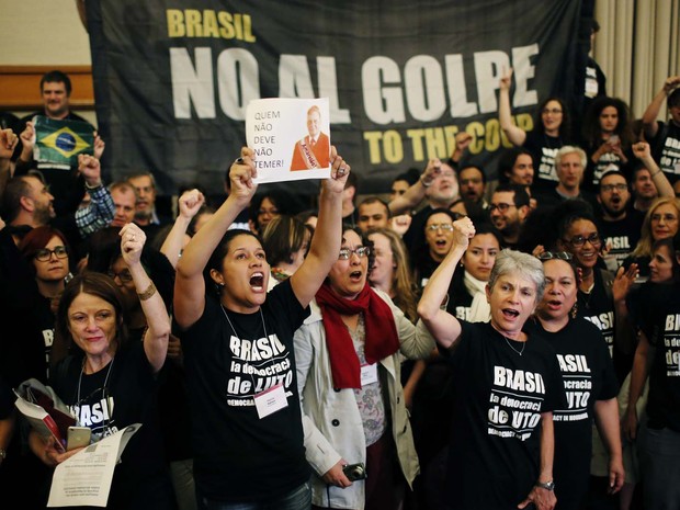Acadêmicos protestam nesta sexta-feira (27) contra o afastamento da presidente Dilma Rousseff durante congresso realizado em Nova York, nos EUA (Foto: EDUARDO MUNOZ ALVAREZ / AFP)