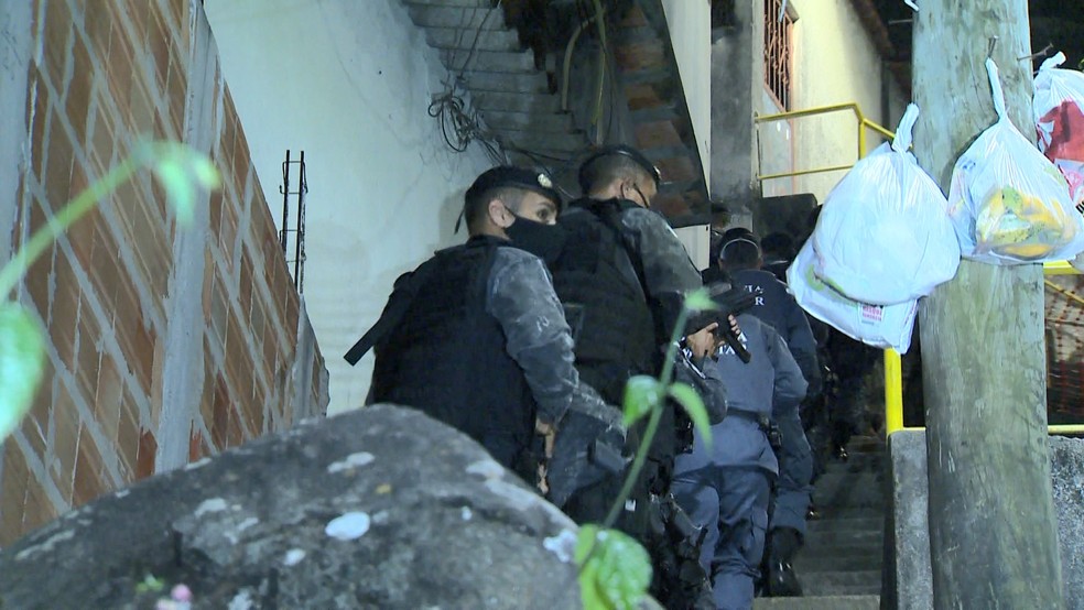 Policiais militares participaram de operação em bairros de Vitória — Foto: Reprodução/TV Gazeta