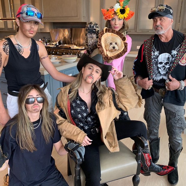 Sylvester Stallone com as filhas, Sistine, Sophia e Scarlet, e a mulher, Jennifer Flavin (Foto: Reprodução/Instagram)